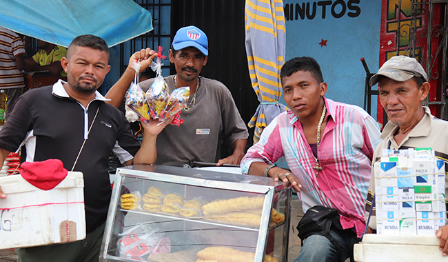 Personas migrantes con la mercancía que venden día a día.