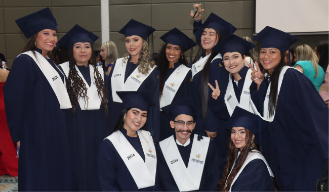 grupo de estudiantes en ceremonia de graduación 