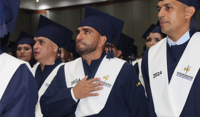 Estudiante en ceremonia de graduación 