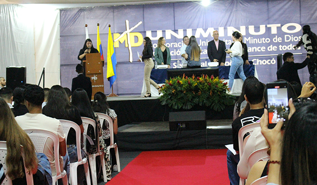 Mesa principal de la ceremonia con los estudiantes becados