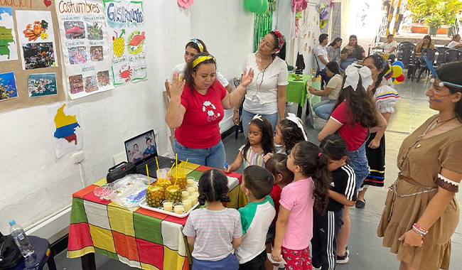 Estudiante y niños de Jardín Infantil