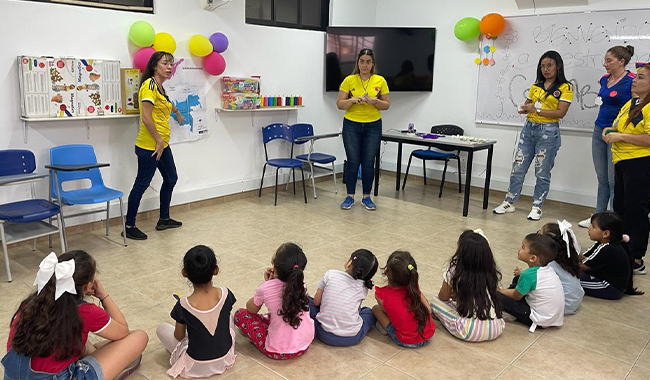 Estudiante y niños de Jardín Infantil