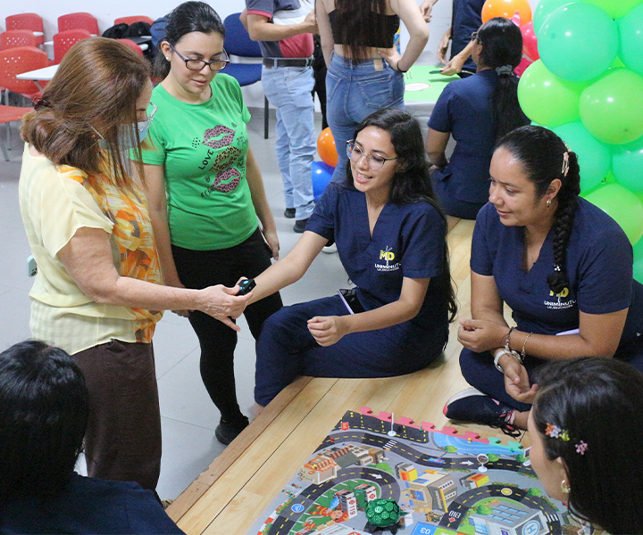 Dra. Fabiola García Herreros, directora UNIMINUTO Centro Universitario Cúcuta, visitando los distintos proyectos STEAM elaborados por estudiantes del programa de Licenciatura en Educación Infantil