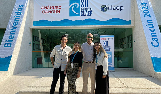 Estudiantes junto al director del programa de Comunicación Social - Periodismo de UNIMINUTO.