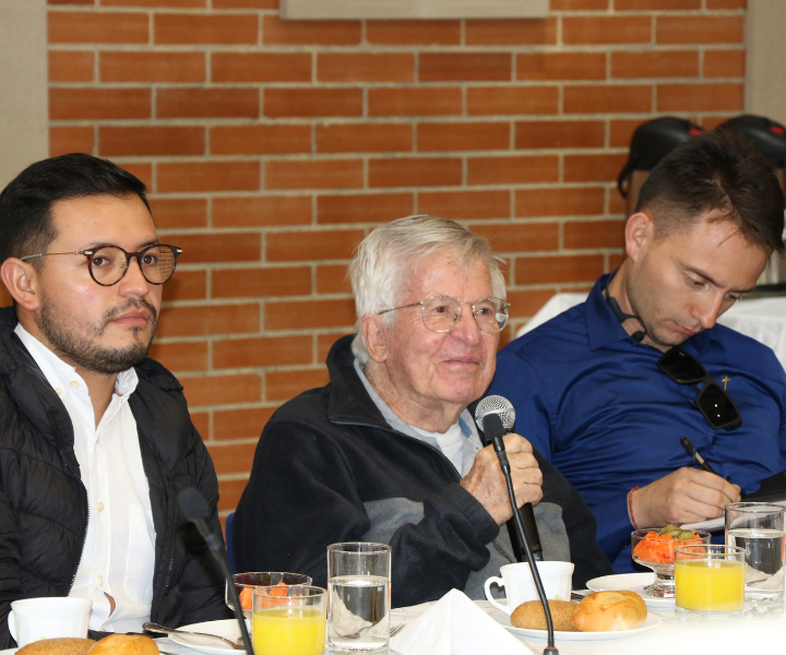 Padre Diego Jaramillo Cuartas cjm, dialogando en reunión de mayo Grupo Amén