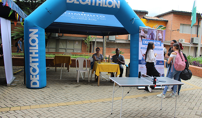 Puesto de Decatlón en la Feria de Empleo en UNIMINUTO Seccional Antioquia - Chocó.