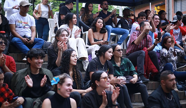 Publico presente en el festival de bandas en UNIMINUTO Seccional Antioquia - Chocó.