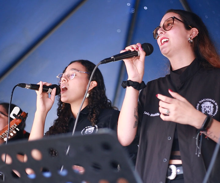 Estudiantes de instituciones invitadas cantando en el escenario de UNIMINUTO Seccional Antioquia - Chocó.