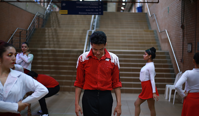 Estudiante de una de las instituciones de educación superior invitadas en medio de la representación de danza.