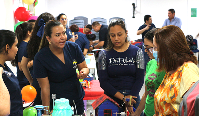 Dra. Fabiola García Herreros, directora UNIMINUTO Centro Universitario Cúcuta, visitando los distintos proyectos STEAM elaborados por estudiantes del programa de Licenciatura en Educación Infantil