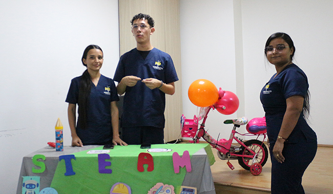 Estudiantes socializando la generación de energía a un sistema mediante el pedaleo