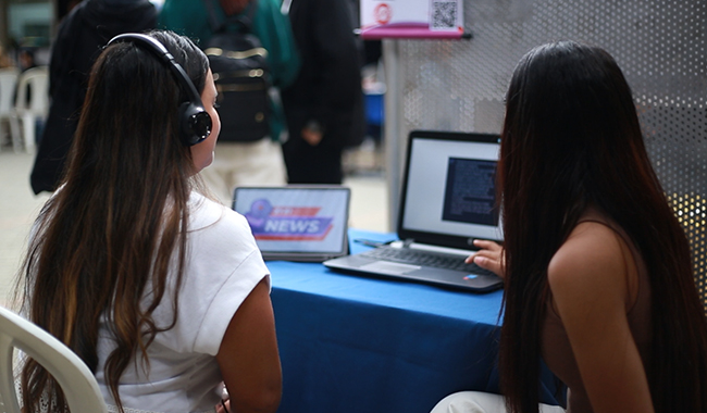 Estudiantes siendo participes del evento HOJEA en su VIII versión. 