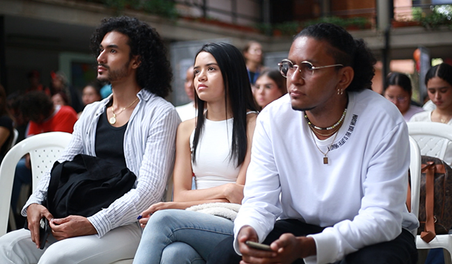 Estudiantes siendo participes del evento HOJEA en su VIII versión. 