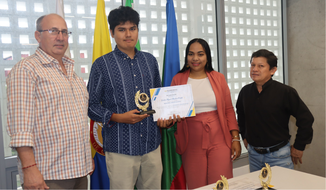 Estudiantes posando con diploma