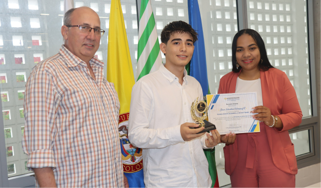 Estudiantes posando con diploma