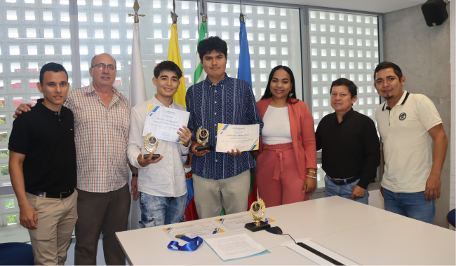 Estudiantes posando con diploma