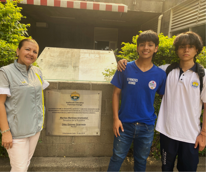 Profesor uniminuto con estudiantes de colegio 