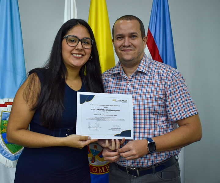 Docente UNIMINUTO haciendo entrega del reconocimiento por becas a nuestra estudiante