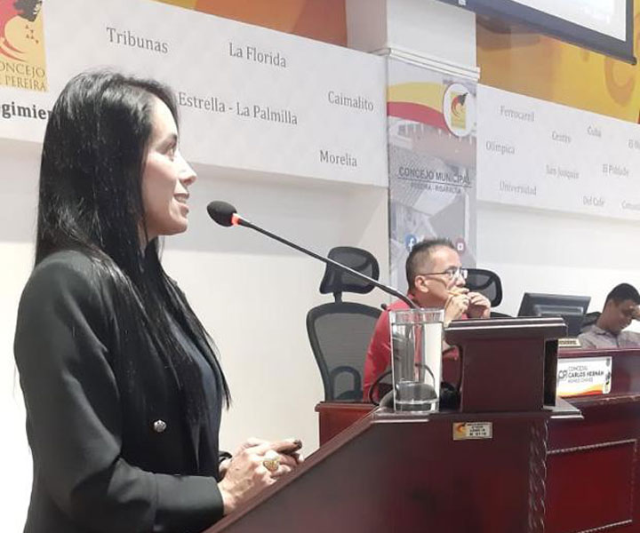 Directora de Asuntos Globales de la Rectoría Centro Occidente informa sobre el programa "Cerritos Educa" en el concejo Municipal de Pereira 