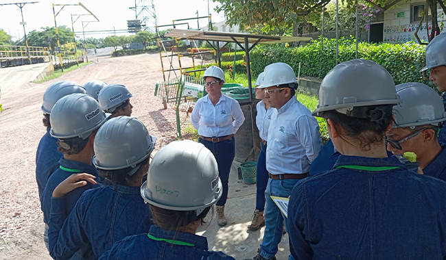 Estudiantes durante visita a Palnorte S.A.S.