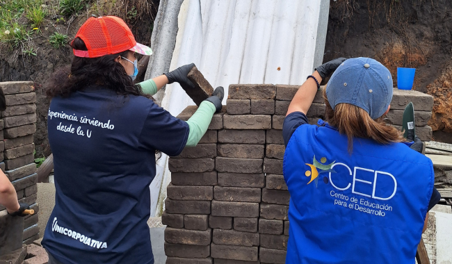 Voluntarios Experiencia Sirviendo desde la U en cancha ladrillos