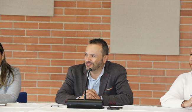 Doctor Nelson Bedoya, Vicerrector Académico de UNIMINUTO Bogotá hablando 