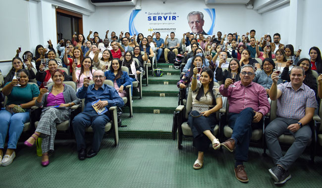 Brindis realizado durante la Ceremonia de becas UNIMINUTO