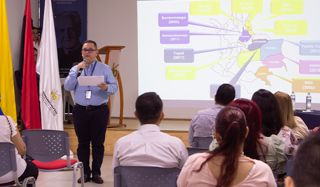 Doctor Carlos Alberto Pabón, rector Rectoría Oriente, realizando su intervención durante el evento 