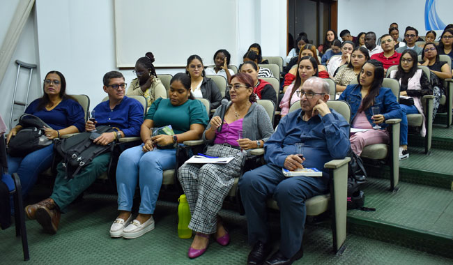 Docentes y estudiantes durante la Ceremonia de Becas UNIMINUTO Cali