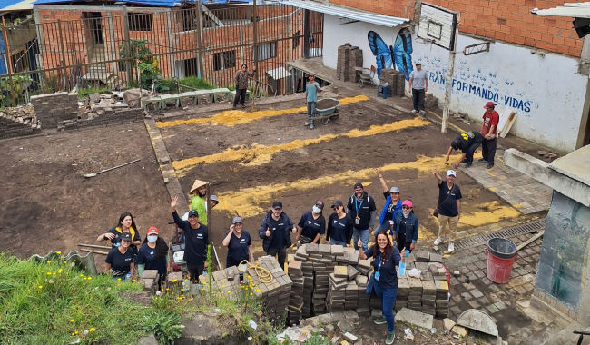 Voluntarios Experiencia Sirviendo desde la U en cancha