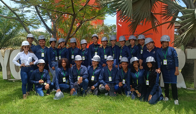 Foto grupal de los estudiantes del Técnico Laboral en Trabajador Agrícola que realizaron la visita