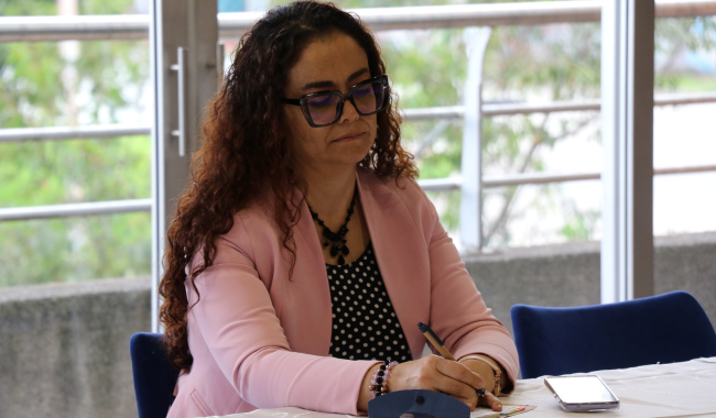 Representante de la Red Colombiana de Posgrados tomando apuntes