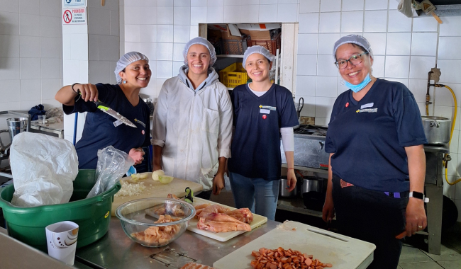 Voluntarios Experiencia Sirviendo desde la U en cocina