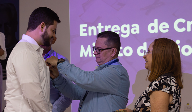 Doctor Carlos Alberto Pabón, rector Rectoría Oriente, realizando la la imposición de la Cruz del Minuto de Dios