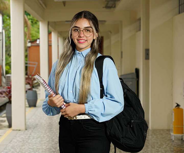 estudiante con cuadernos