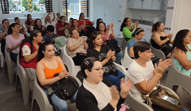 Evento entrega de certificados a mujeres participantes