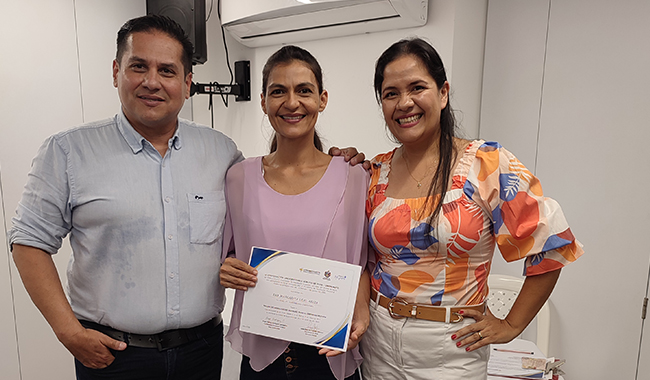 Entrega de certificados a mujeres participantes