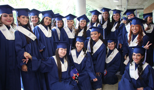 Estudiantes UNIMINUTO en su Ceremonia de grado en el Centro Universitario Buga