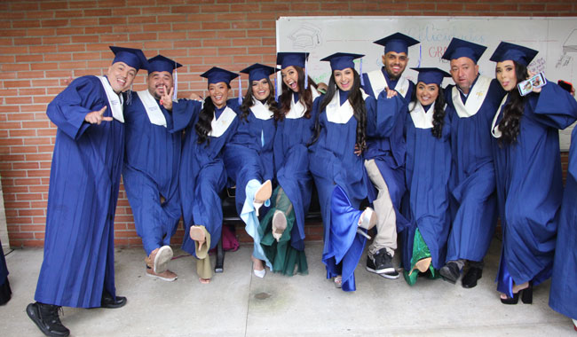 Estudiantes UNIMINUTO en su Ceremonia de grado en el Centro Universitario Buga