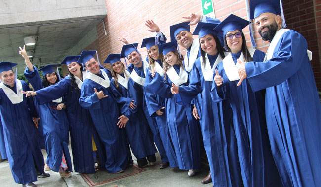 Estudiantes UNIMINUTO en su Ceremonia de grado en el Centro Universitario Buga