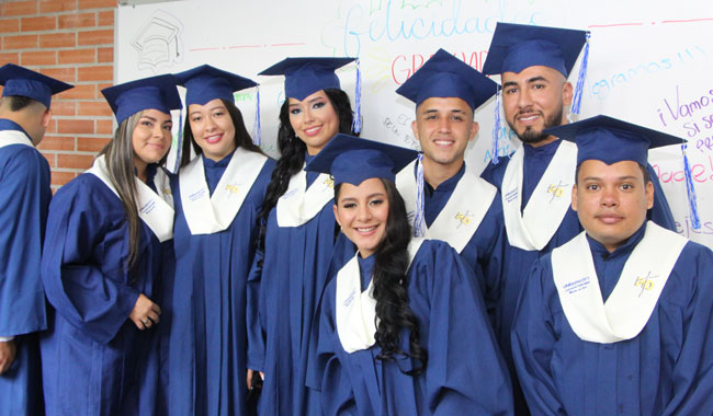 Estudiantes UNIMINUTO en su Ceremonia de grado en el Centro Universitario Buga