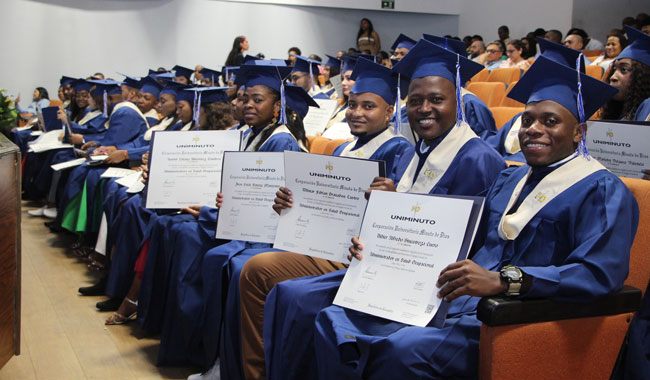 Estudiantes UNIMINUTO en su Ceremonia de grado en el Centro Universitario Buenaventura