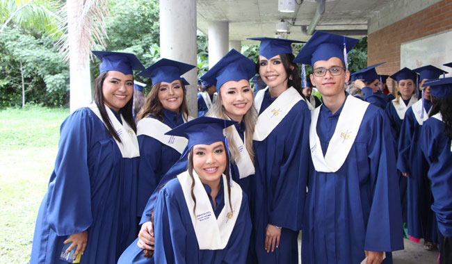 Estudiantes UNIMINUTO en su Ceremonia de grado en el Centro Universitario Buga