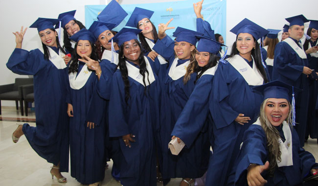 Estudiantes UNIMINUTO en su Ceremonia de grado en el Centro Universitario Cali