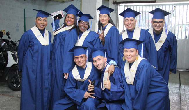 Estudiantes UNIMINUTO en su Ceremonia de grado en el Centro Universitario Buenaventura