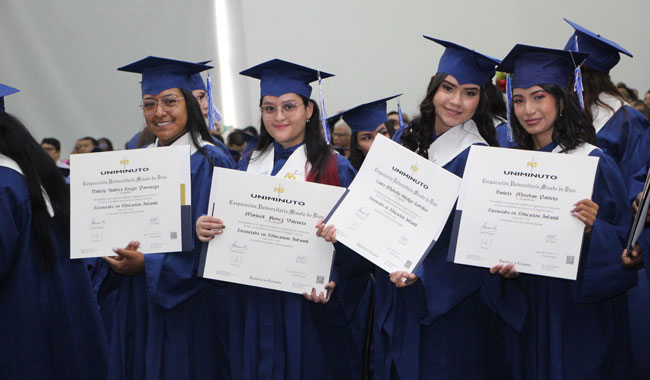 Estudiantes UNIMINUTO en su Ceremonia de grado en el Centro Universitario Cali