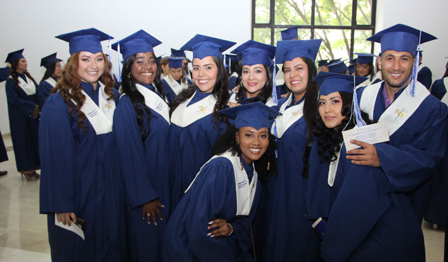 Estudiantes UNIMINUTO en su Ceremonia de grado en el Centro Universitario Cali