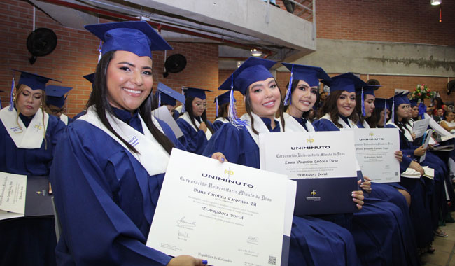 Estudiantes UNIMINUTO en su Ceremonia de grado en el Centro Universitario Buga