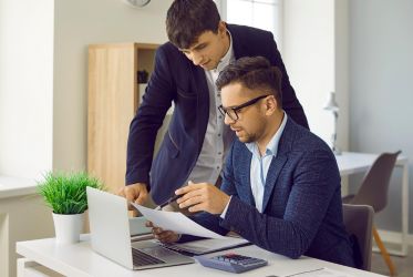 dos hombres en oficina con computador