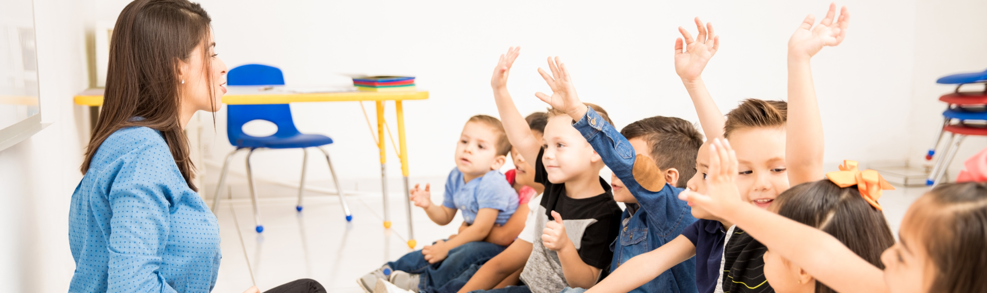 Niños participando en clase